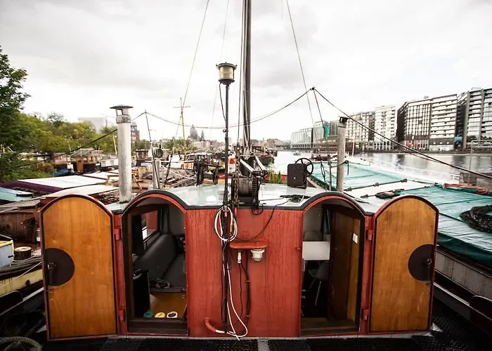 Marie's Houseboat Botel *
