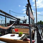 Marie's Houseboat 船屋