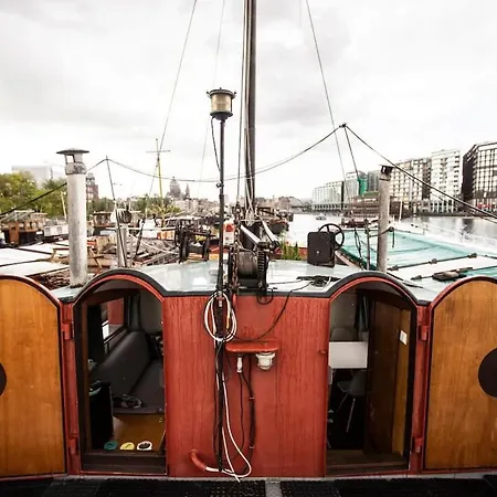 Marie's Houseboat Botel *