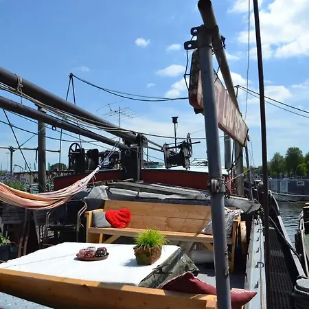 Marie's Houseboat ספינת מלון