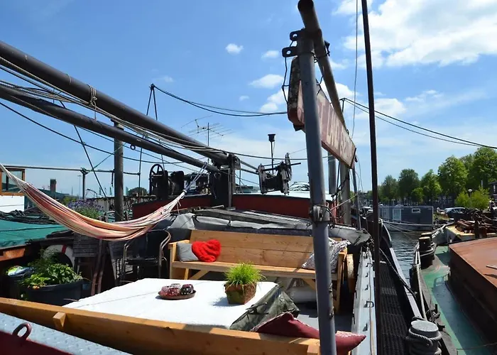 Marie's Houseboat Botel