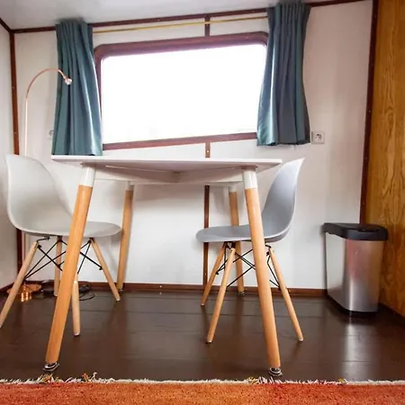 Marie's Houseboat *