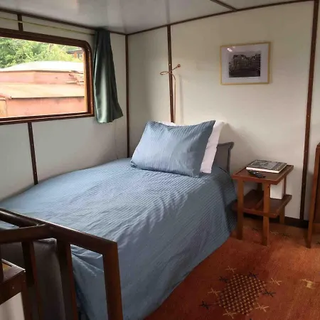 Marie's Houseboat *